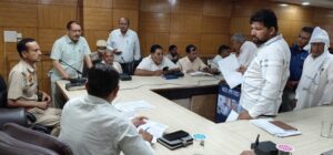 समाधान शिविर में जन समस्याएं सुनते नगराधीश डॉ मंगल सेन।
