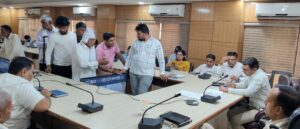 नारनौल समाधान शिविर में अधिकारियों के समक्ष अपनी शिकायत रखते लोग।