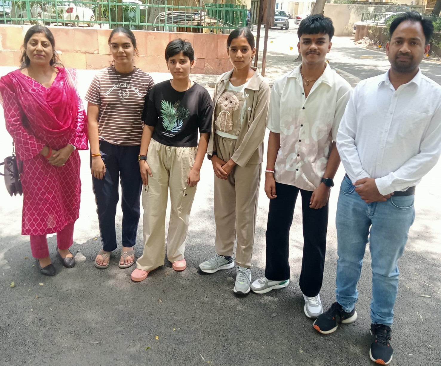 सकुरा विज्ञान कार्यक्रम-2026 के लिए चयनित हरियाणा के मेधावी छात्र-छात्राएं अधिकारियों के साथ।