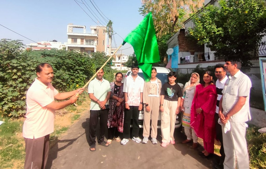 हरी झंडी दिखाकर दल को रवाना करते उपाधीक्षक शिवराज सिंह।