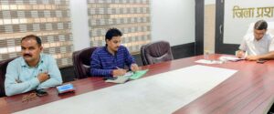 वीडियो कांफ्रेंस में मौजूद नगराधीश डॉ मंगल सेन।