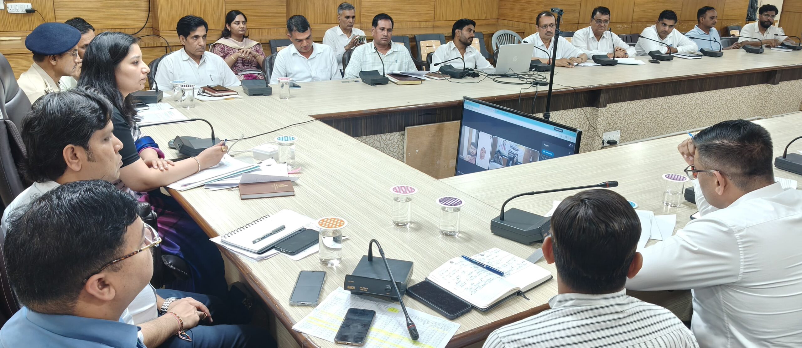 नारनौल में मानसून तैयारियों को लेकर अधिकारियों के साथ बैठक करतीं डीसी अनुपमा अंजली।
