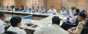 बाढ़ राहत को लेकर अधिकारियों की बैठक लेती डीसी अनुपमा अंजली।