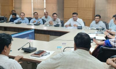 बाढ़ राहत को लेकर अधिकारियों की बैठक लेती डीसी अनुपमा अंजली।