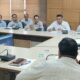 बाढ़ राहत को लेकर अधिकारियों की बैठक लेती डीसी अनुपमा अंजली।