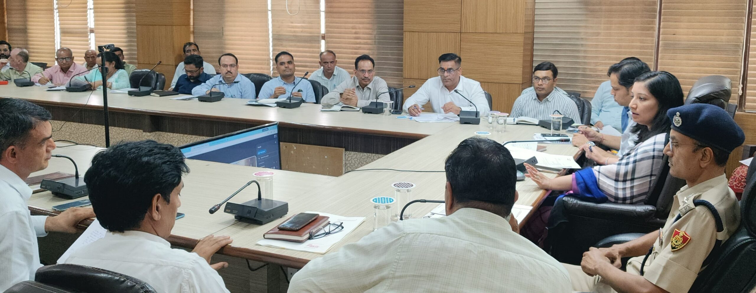 बाढ़ राहत को लेकर अधिकारियों की बैठक लेती डीसी अनुपमा अंजली।