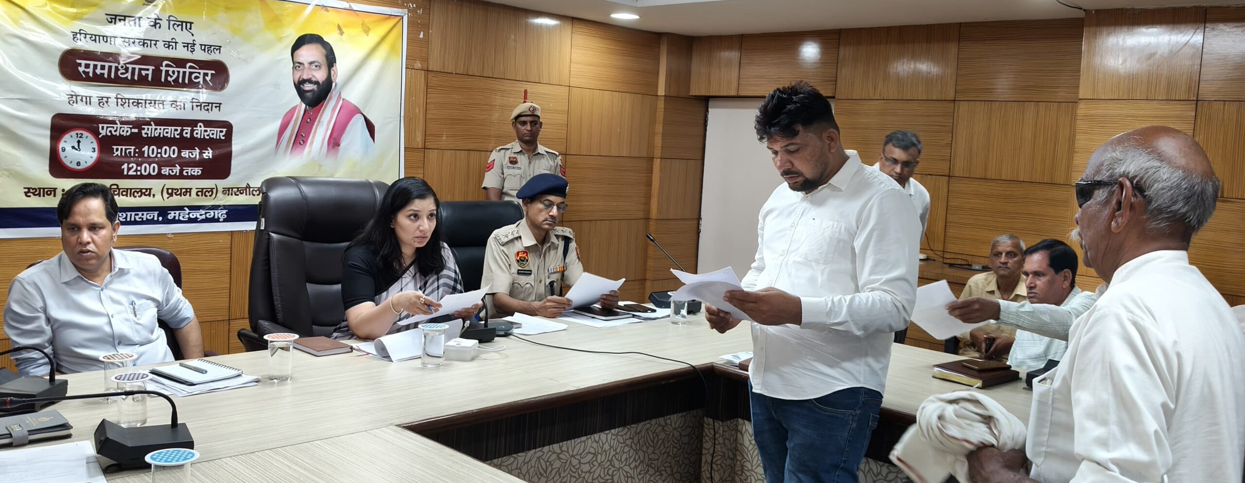लघु सचिवालय नारनौल में आयोजित समाधान शिविर के दौरान नागरिकों की समस्याएं सुनतीं उपायुक्त अनुपमा अंजली एवं उपस्थित प्रशासनिक अधिकारी।