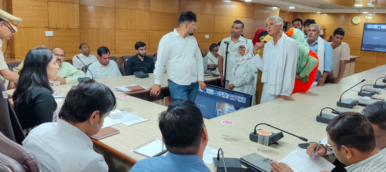 नारनौल के लघु सचिवालय में आयोजित समाधान शिविर में नागरिकों की समस्याएं सुनतीं डीसी अनुपमा अंजली।