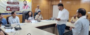 समाधान शिविर में नागरिकों की शिकायतें सुनती डीसी अनुपमा अंजली।