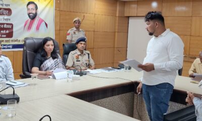 समाधान शिविर में नागरिकों की शिकायतें सुनती डीसी अनुपमा अंजली।