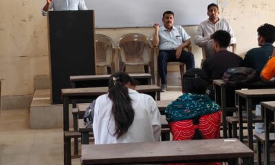 कार्यक्रम में संबोधित करते आयोजक।