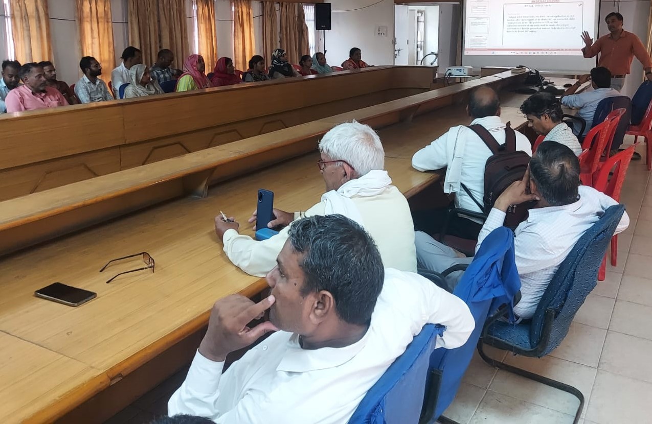 पंचायत भवन नारनौल में बीएलओ और सुपरवाइजरों को निर्वाचन संबंधी प्रशिक्षण देते एसडीएम उदय सिंह।
