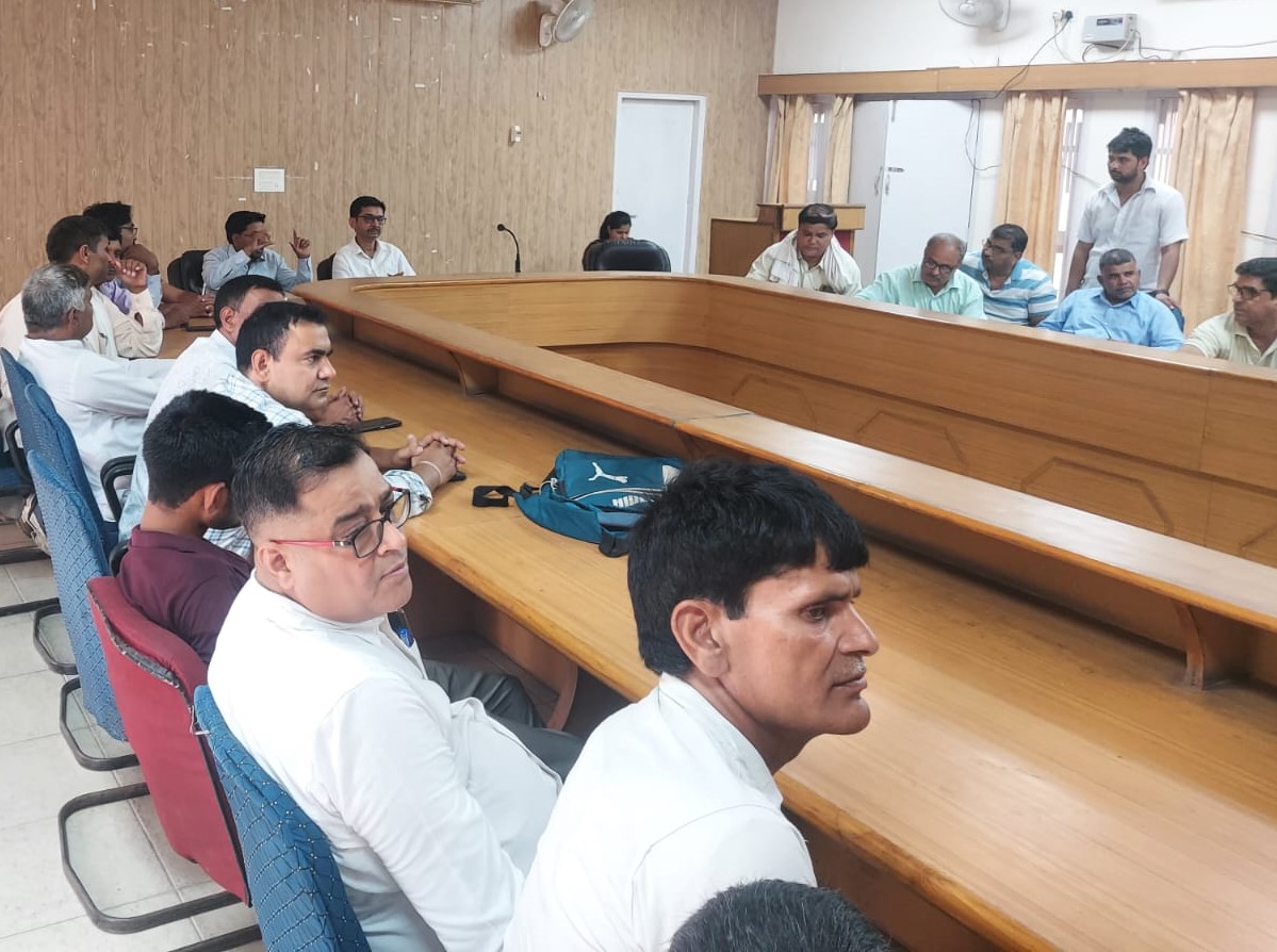 नारनौल के पंचायत भवन में आयोजित बीएलओ और सुपरवाइजरों के विशेष प्रशिक्षण कार्यक्रम में मौजूद अधिकारी और कर्मचारी।