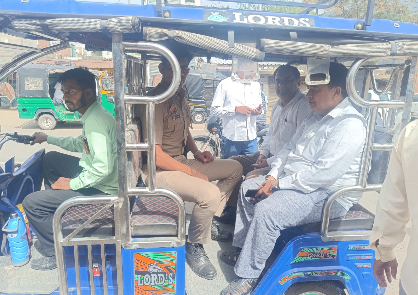 एसडीएम उदय सिंह ई-रिक्शा से पहुंचे कार्यालय, दिया ईंधन बचत का संदेश
