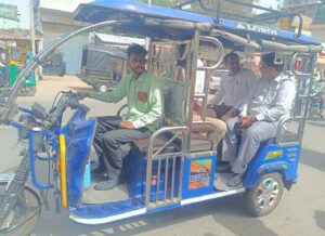 ई-रिक्शा में सवार होकर निरीक्षण के लिए जाते एसडीएम उदय सिंह।