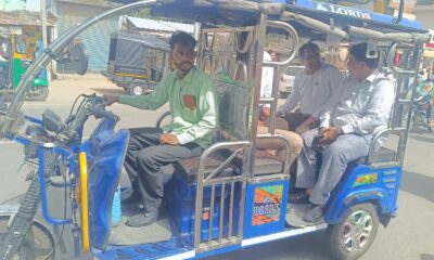 ई-रिक्शा में सवार होकर निरीक्षण के लिए जाते एसडीएम उदय सिंह।