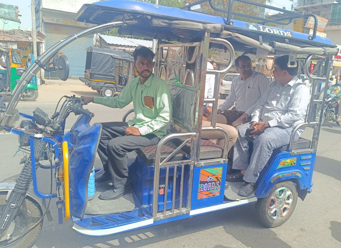 ई-रिक्शा में सवार होकर निरीक्षण के लिए जाते एसडीएम उदय सिंह।