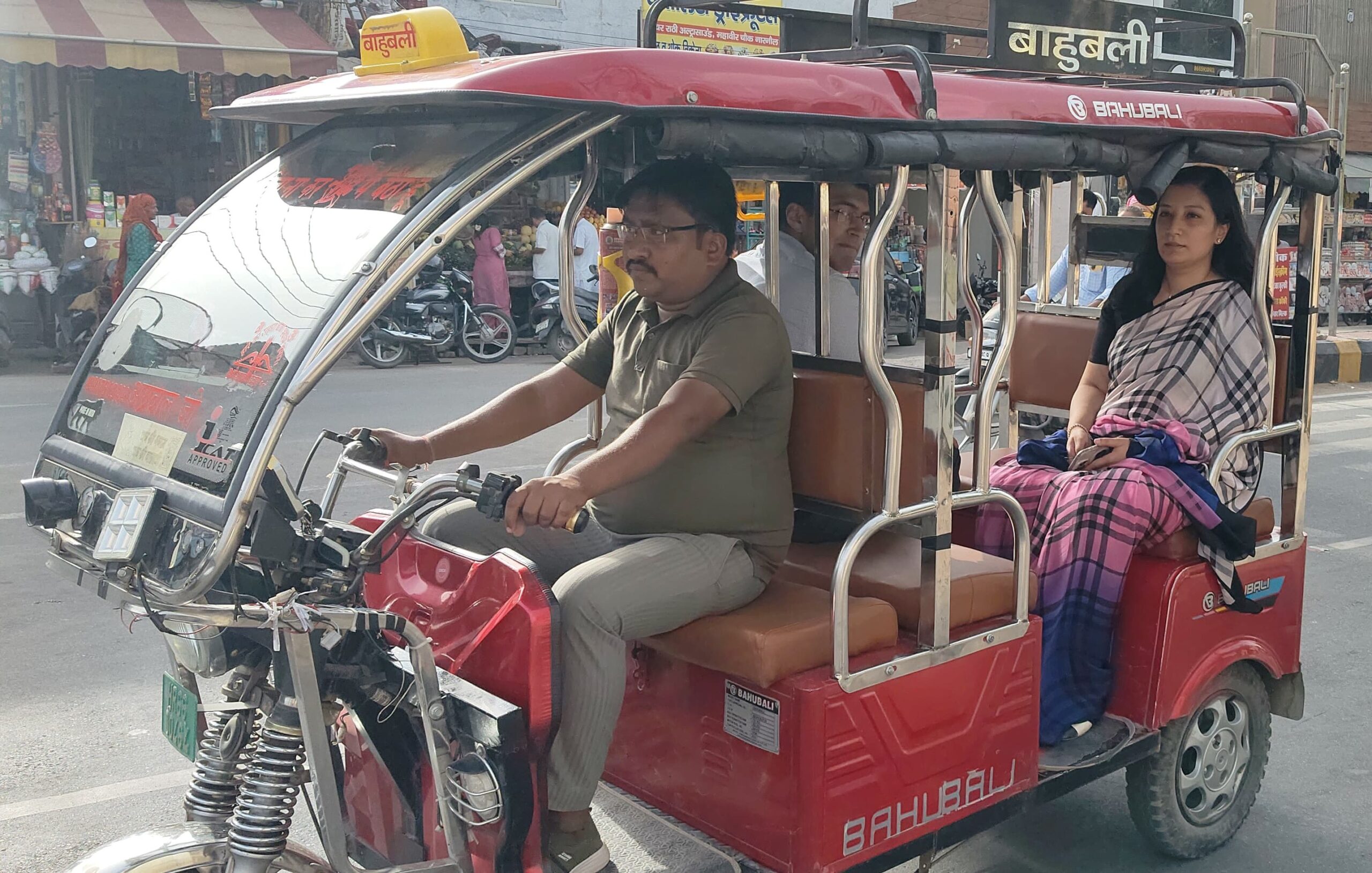ई-रिक्शा में सवार होकर निरीक्षण के लिए जाती डीसी अनुपमा अंजली।