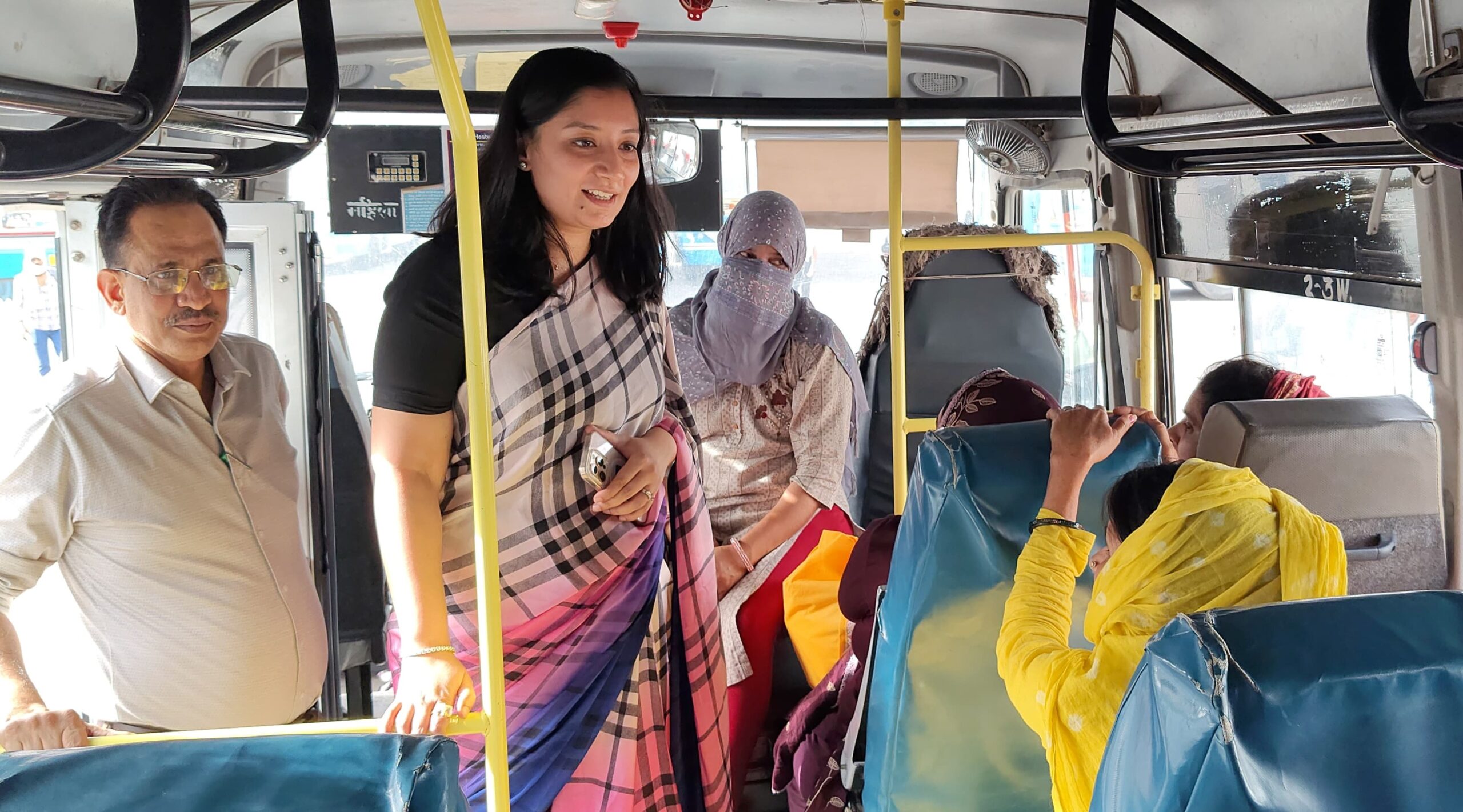 नारनौल बस स्टैंड में सफाई, यात्री सुविधाओं और व्यवस्थाओं का निरीक्षण करतीं डीसी अनुपमा अंजली।