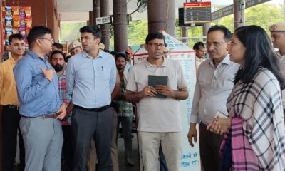 नारनौल बस स्टैंड का निरीक्षण कर व्यवस्थाओं का जायजा लेते हुए उपायुक्त अनुपमा अंजली एवं अन्य अधिकारी।