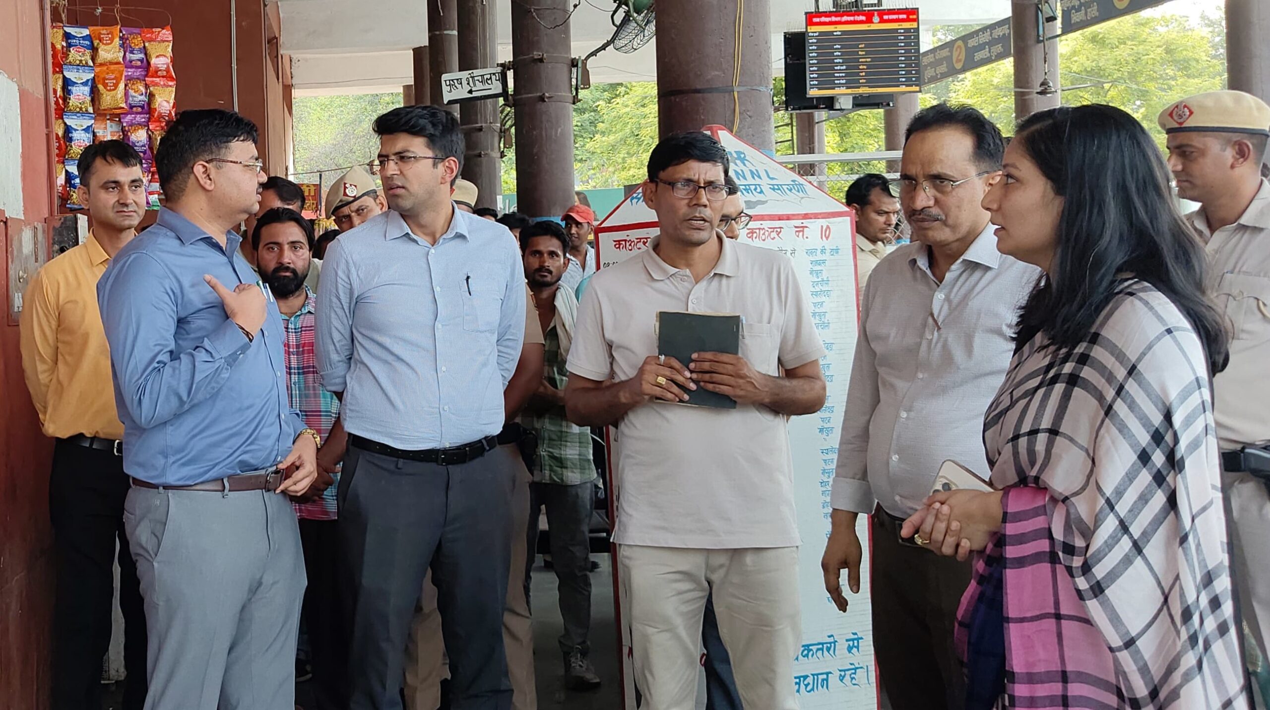 नारनौल बस स्टैंड का निरीक्षण कर व्यवस्थाओं का जायजा लेते हुए उपायुक्त अनुपमा अंजली एवं अन्य अधिकारी।