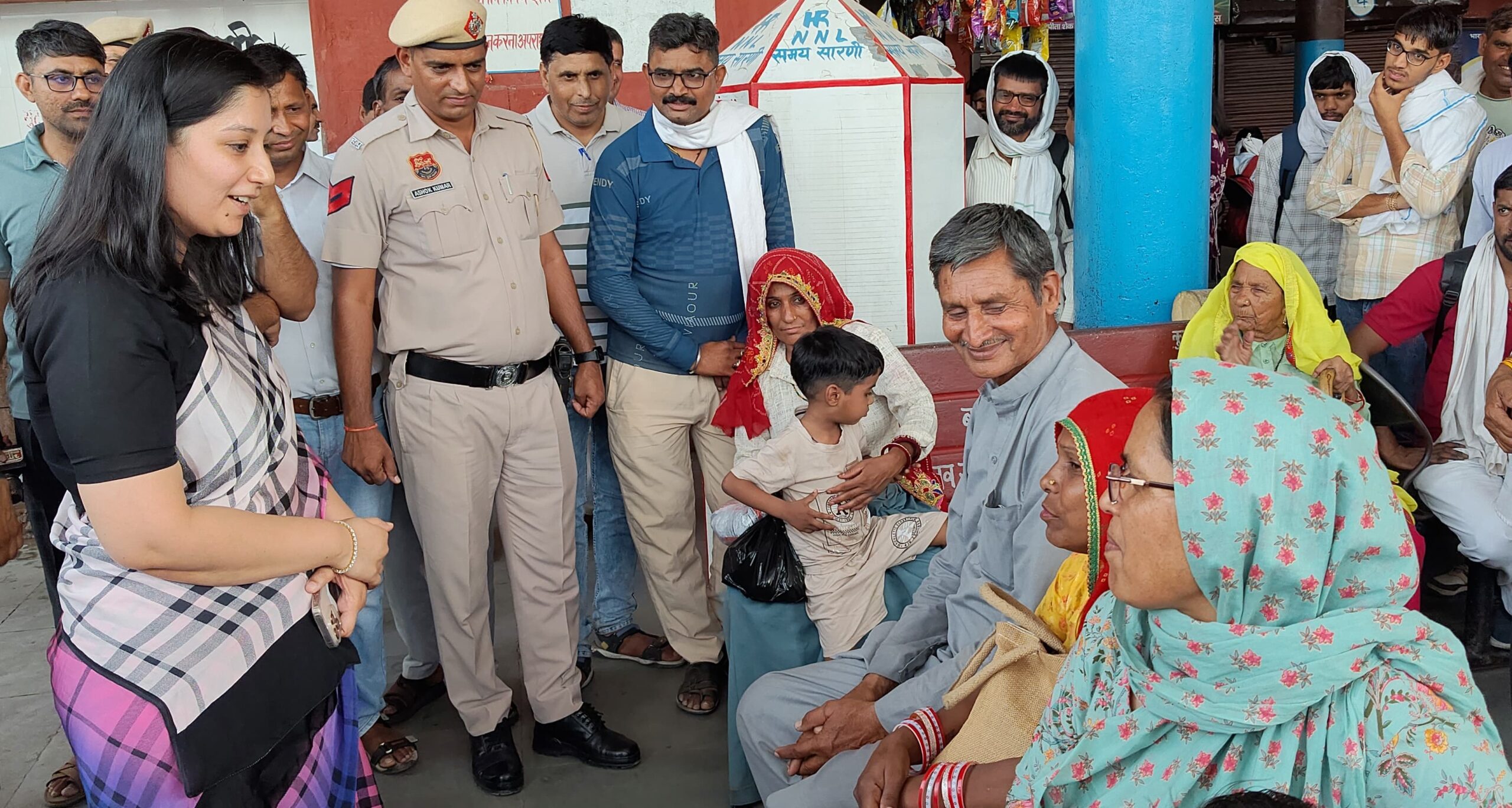 नारनौल बस स्टैंड का निरीक्षण कर यात्रियों से बातचीत करतीं डीसी अनुपमा अंजली।