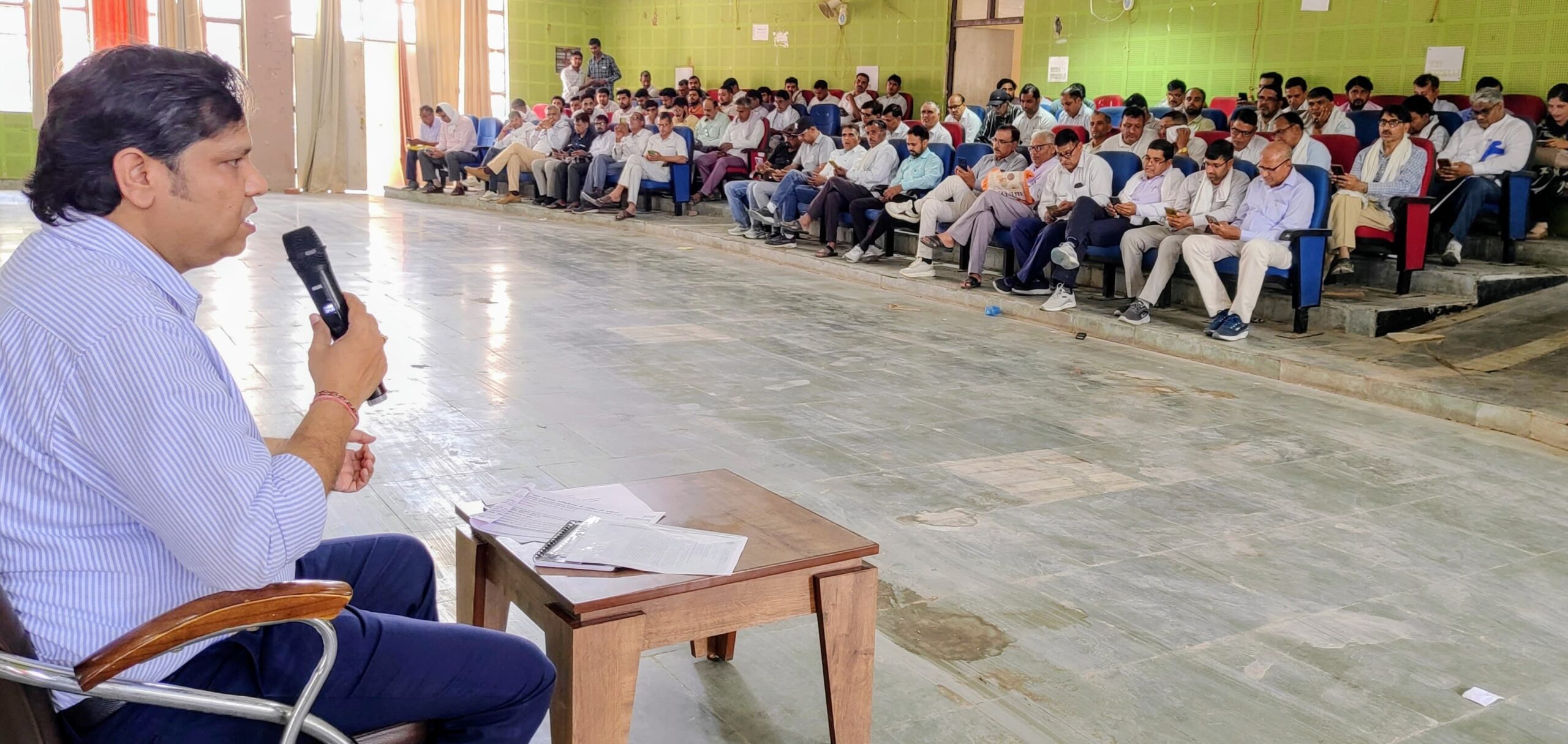 ज्ञान भारतम मिशन को लेकर बैठक लेते एडीसी तरुण कुमार पावरिया।