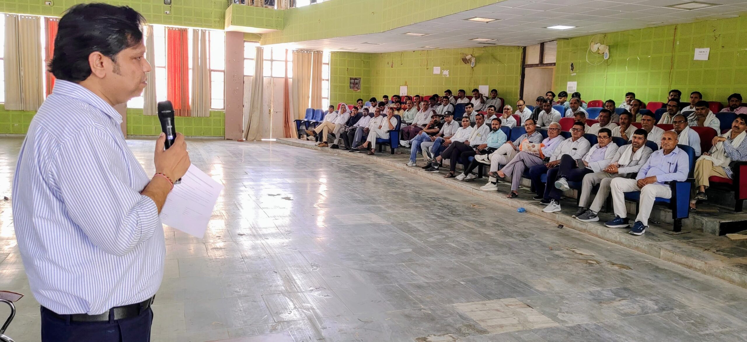 ज्ञान भारतम मिशन की समीक्षा बैठक में अधिकारियों को दिशा-निर्देश देते एडीसी तरुण कुमार पावरिया।