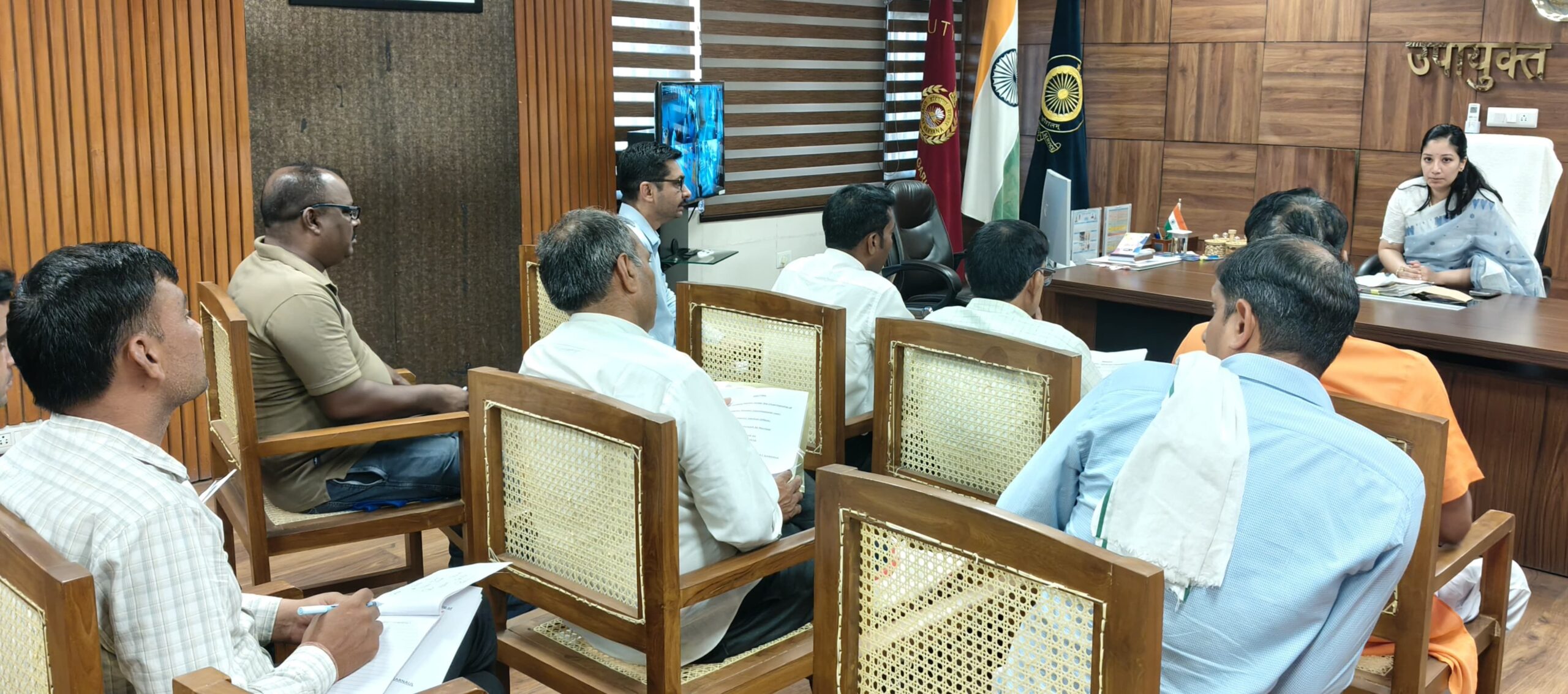 नारनौल लघु सचिवालय में एसआईआर-2026 के संबंध में राजनीतिक दलों के प्रतिनिधियों के साथ बैठक करतीं उपायुक्त अनुपमा अंजली।