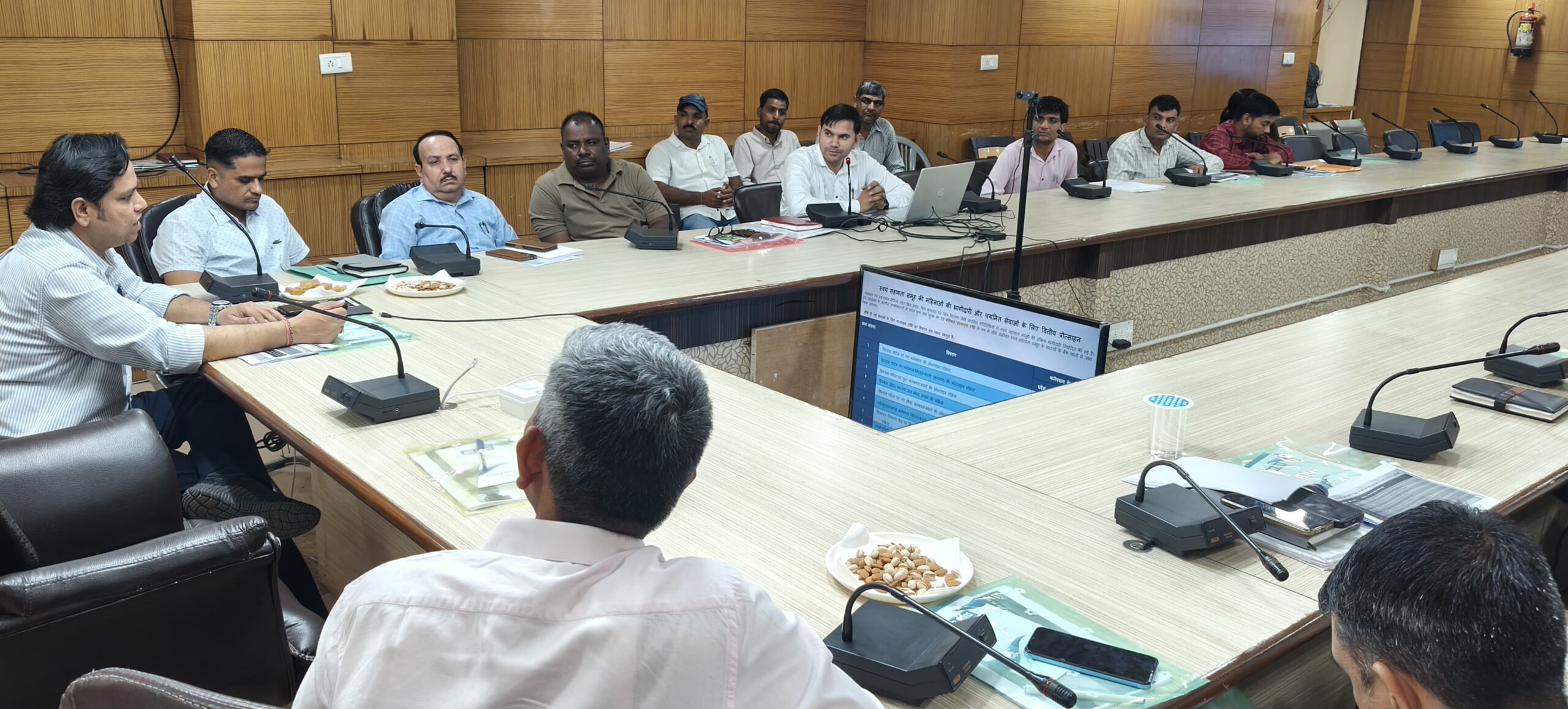 नारनौल लघु सचिवालय में जिला जल एवं सीवरेज मिशन की बैठक में अधिकारियों को संबोधित करते एडीसी तरुण कुमार पावरिया।