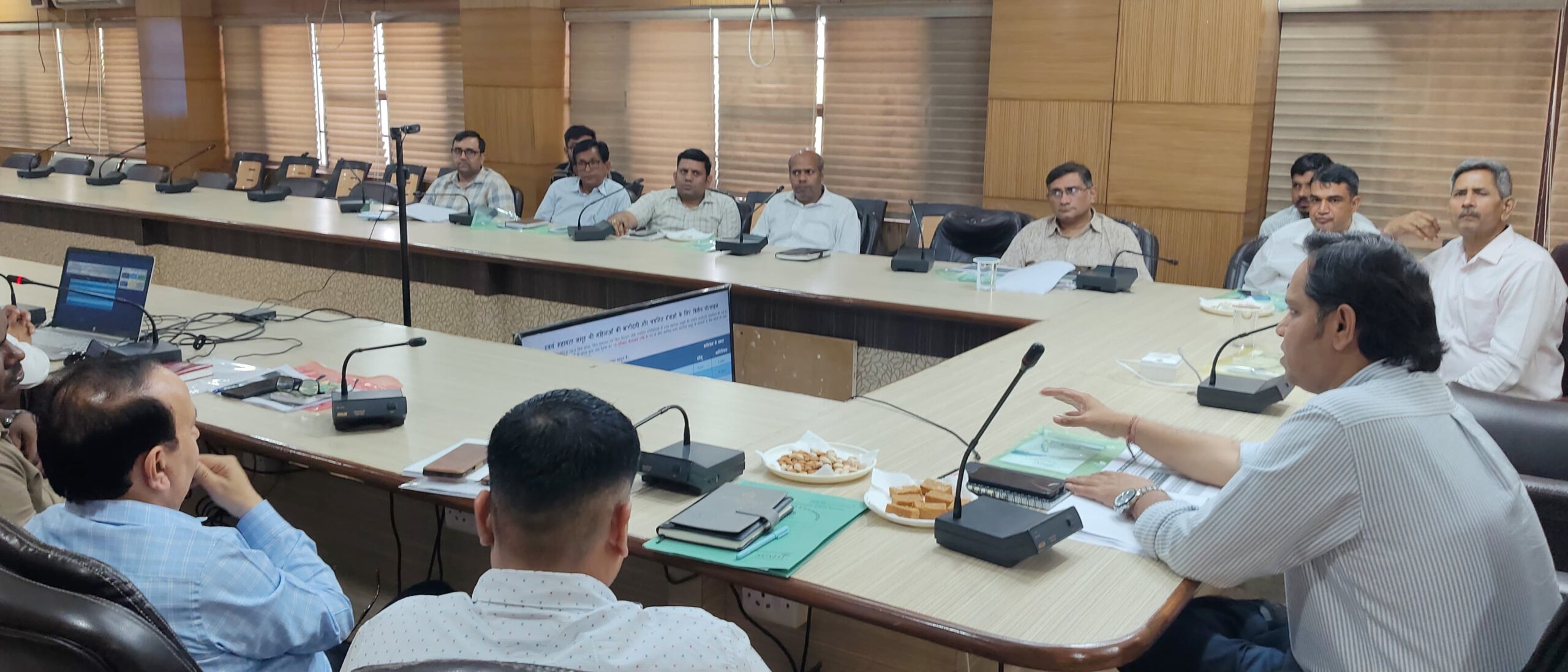 जिला जल एवं सीवरेज मिशन की बैठक लेते एडीसी तरुण कुमार पावरिया।