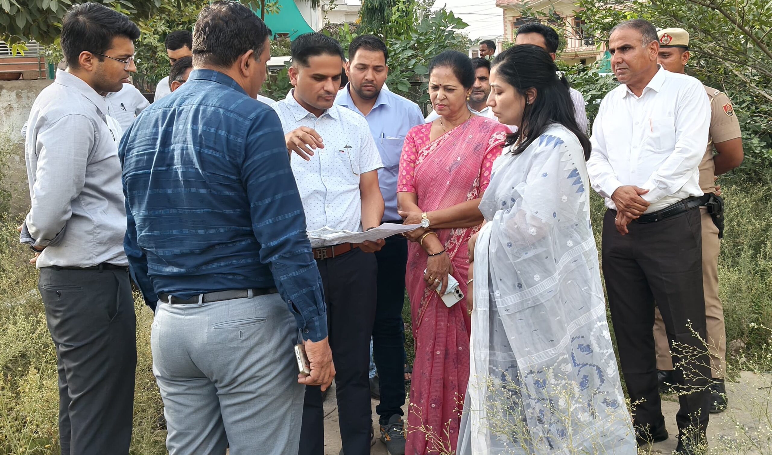 नारनौल सेक्टर-1 में विकास कार्यों और ड्रेनेज व्यवस्था का निरीक्षण करतीं डीसी अनुपमा अंजली।