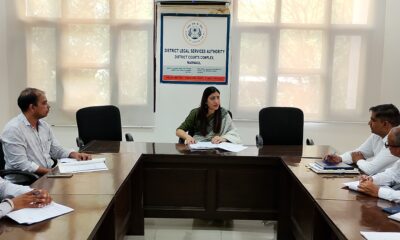 पौधारोपण अभियान के संबंध में बैठक लेती सीजेएम नीलम कुमारी।