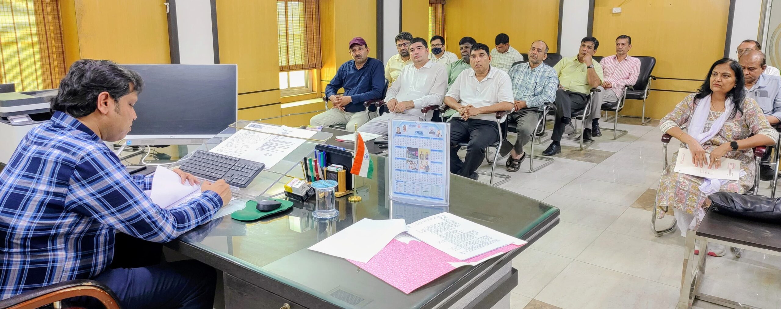 योग दिवस के संबंध में अधिकारियों की बैठक लेते एडीसी तरुण कुमार पावरिया।