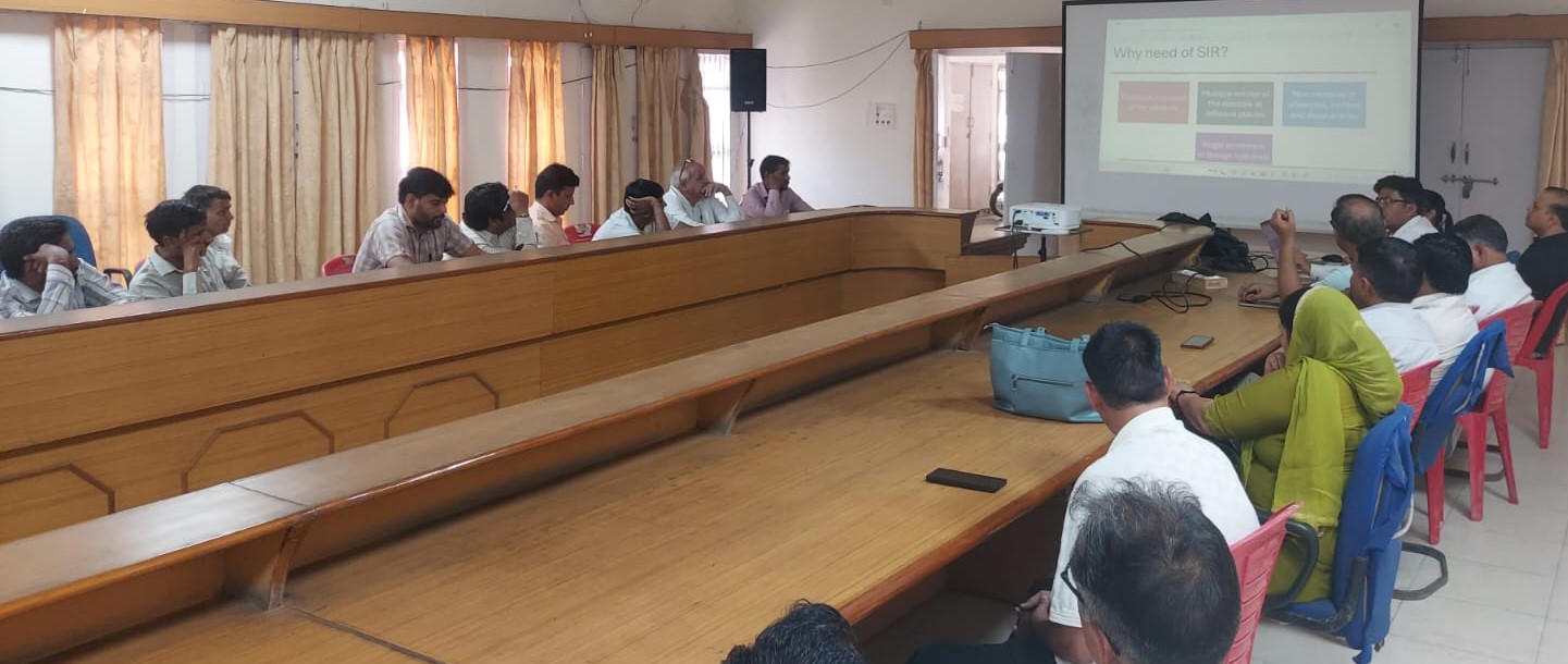 पंचायत भवन नारनौल में बीएलओ एवं सुपरवाइजरों को प्रशिक्षण देते एसडीएम अनिरुद्ध यादव।