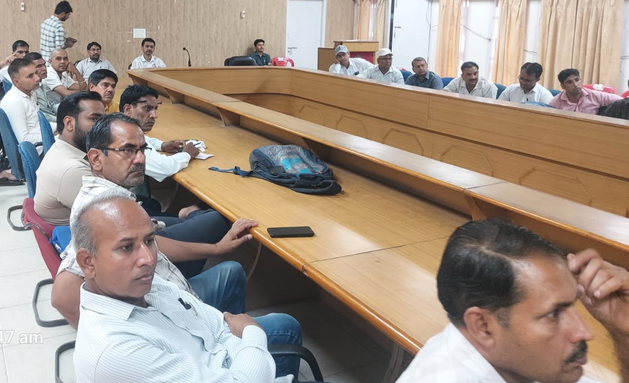 विशेष प्रशिक्षण कार्यक्रम में चुनावी प्रक्रिया की जानकारी लेते बीएलओ और सुपरवाइजर।