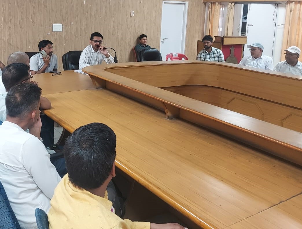 प्रशिक्षण कार्यक्रम में मौजूद बीएलओ व सुपरवाइजर।