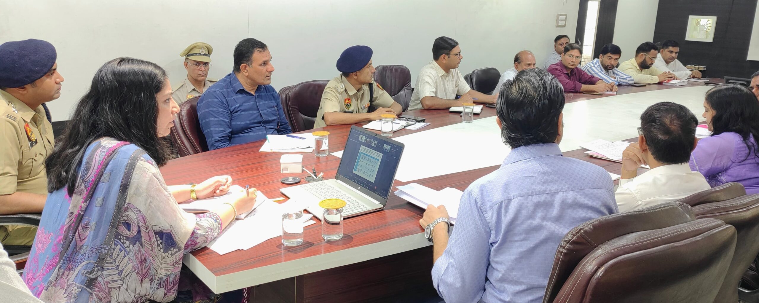 योग दिवस तैयारियों की समीक्षा बैठक में मौजूद अधिकारी और डीसी अनुपमा अंजली।