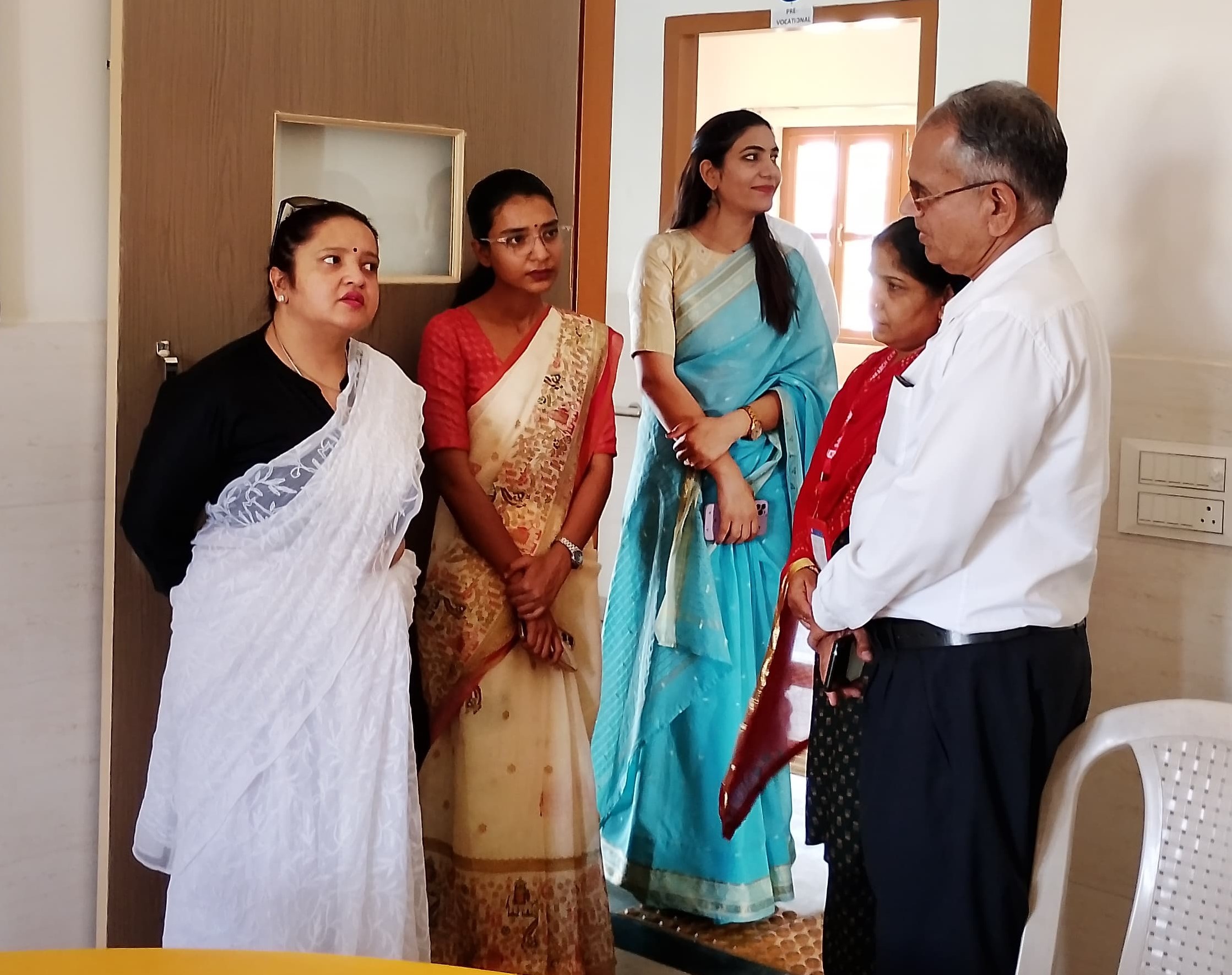 संतोष पुनर्वास केंद्र का निरीक्षण करती अतिरिक्त जिला एवं सत्र न्यायाधीश हर्षाली चौधरी व सीजेएम नीलम कुमारी।