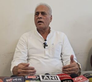 अपने आवास पर प्रेस वार्ता को संबोधित करते पूर्व मंत्री करन दलाल