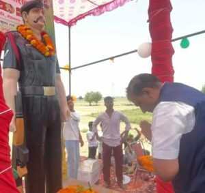 ऑपरेशन सिंदूर के दौरान शहीद हुए दिनेश शर्मा की प्रतिमा पर पुष्प अर्पित कर श्रद्धांजलि देते पूर्व विधायक दीपक मंगला