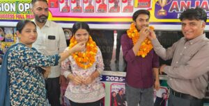 बोर्ड परीक्षाओं में बेहतरीन प्रदर्शन करने वाले छात्रों को सम्मानित करता स्कूल प्रबंधन 