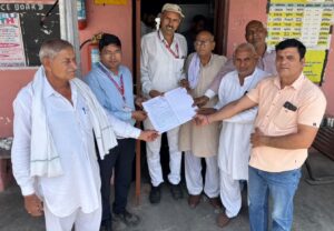 निजामपुर रेलवे स्टेशन पर एक्सप्रेस ट्रेनों के ठहराव की मांग, स्टेशन मास्टर को सौंपा ज्ञापन