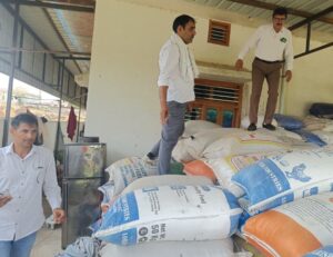 कनीना में छापेमारी के दौरान दस्तावेजों और स्टॉक का मिलान करते अधिकारी।