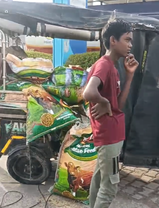 टक्कर लगने के बाद बिखरा ई-रिक्शा में रखा सामान।