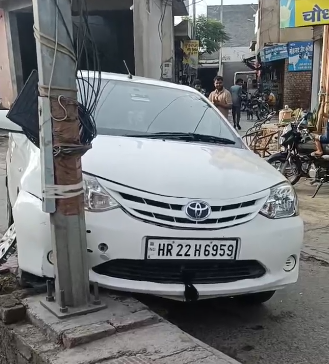 रिट्ज कार की टक्कर के बाद डिवाइडर पर चढ़ी दूसरी कार।