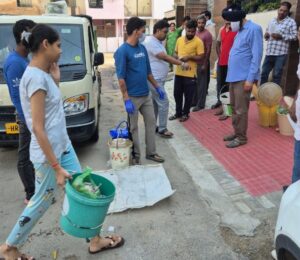 कचरा प्रबंधन को लेकर जागरूक करते अधिकारी, गीले-सूखे कचरे को अलग रखने की दी जानकारी।