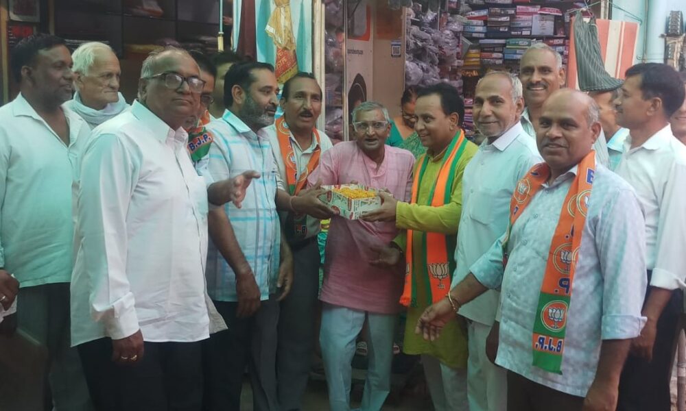 भाजपा की जीत पर नारनौल के पुल बाजार में जश्न, व्यापारियों ने बांटे लड्डू