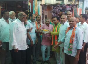 भाजपा की जीत पर नारनौल के पुल बाजार में जश्न, व्यापारियों ने बांटे लड्डू