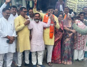 भाजपा की प्रचंड जीत पर नारनौल में उत्साह, एक-दूसरे का मुंह मीठा कर मनाई खुशी